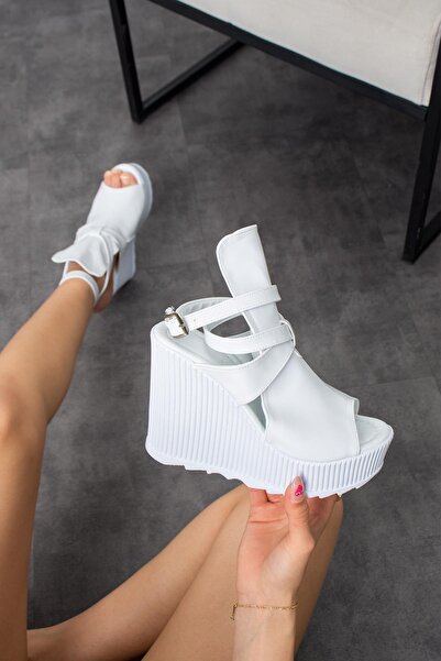 Modanizm صندل بكعب ويدج أبيض من تيكا