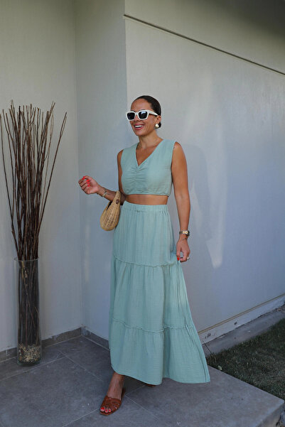 Purple by Banu تنورة قصيرة ناعمة باللون الكاكي مع تفاصيل رباط على الصدر