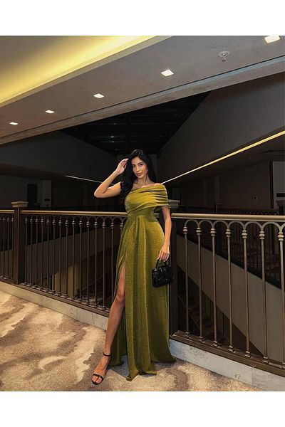 Modafeminen ROCHIE DE SEARĂ CU DETALIE SILVERY SLIT PE UN UMĂ 582890 VERDE FISTICA
