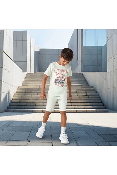 Juniors تي شيرت بطبعة جرافيكية ورقبة دائرية وأكمام قصيرة