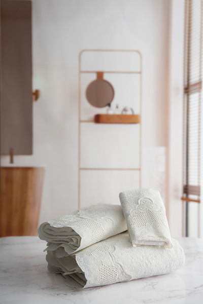 Nazik Home Рушник з вишивкою ірису (30 x 50 см)