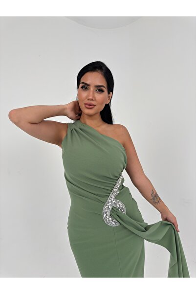 1Moda1Tarz Kadın İthal Kumaştan Astarlı Özel Aksesuar Detay Yırtmaçlı Tasarım Elbise