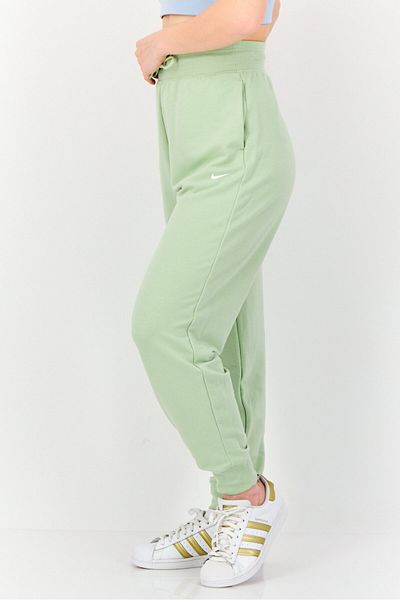 Nike Women Standard Fit Outdoor Sweatpants, Green