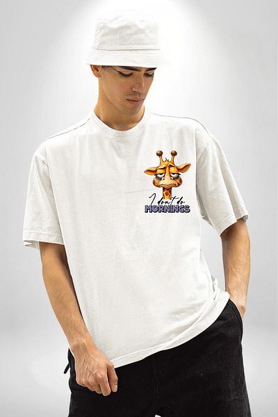 Angemiel Giraffe Who Doesn'T Like Mornings Sleepy White Oversize Women's Men's Front Minimal Printed T-Shirt