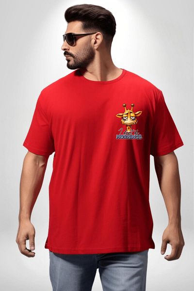 Angemiel تي شيرت Giraffe Sleepy Red كبير الحجم للنساء والرجال مطبوع عليه Minimal Front