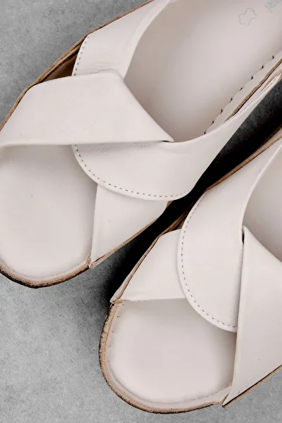 Lal Shoes & Bags صندل نسائي من الجلد الطبيعي بحزام متقاطع ومفصل من Velcro - كريمي