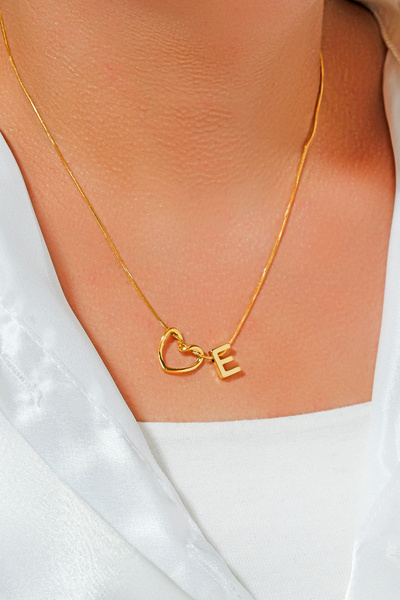 ÖZÜM TAKI قلادة نسائية من الفولاذ على شكل حرف E باللون الذهبي