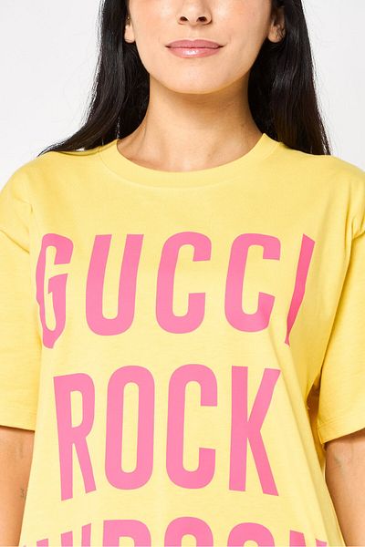 Gucci تي شيرت نسائي بأكمام قصيرة ورقبة دائرية وشعار العلامة التجارية، أصفر