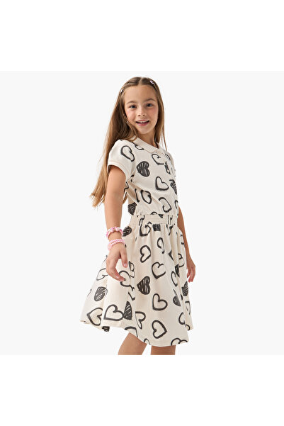 Juniors فستان بولو بطبعة قلب وأكمام قصيرة