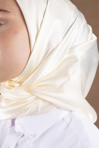 Akel Μονόχρωμο κασκόλ Aura - Κομψή επιλογή για καθημερινά και ειδικά συνδυασμούς