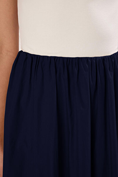 Trendyol Collection Námořnicky modré maxi tkané šaty s barevnými bloky TWOSS25EL00867