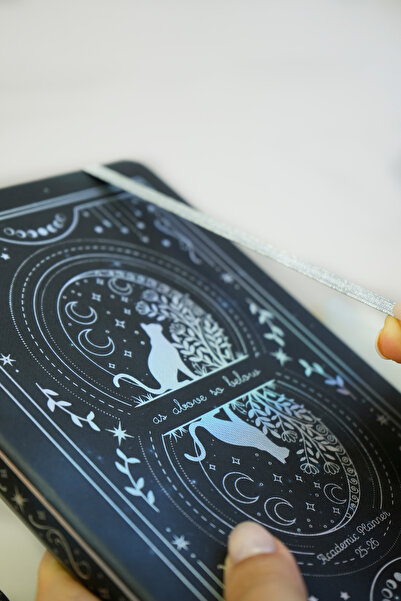 Victoria's Journals Твърди корици А5 Академичен дневен ред 2025-2026. 100 гр. Дебела хартия в цвят слонова кост. Ластик - както горе, така и долу