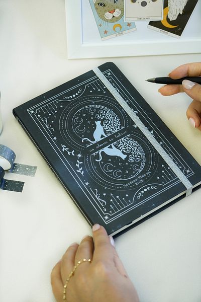 Victoria's Journals Σκληρό εξώφυλλο Α5 Ακαδημαϊκό Πρόγραμμα Εργασίας 2025-2026. 100 γρ. Χαρτί ιβουάρ χοντρό. Ελαστικό-Όπως πάνω Τότε κάτω