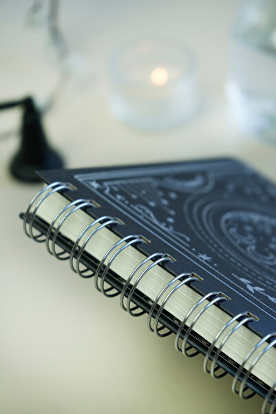 Victoria's Journals Академична програма-2025–2026 | A5 | Спирала | Разделена | Премиум 100 гр. | Moonmirror