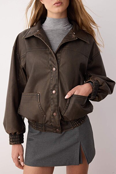 Trendyol Collection Hnědý oversize bomber kabát z umělé kůže s odnímatelnou kapucí a efektem vintage TWOAW26MO00008