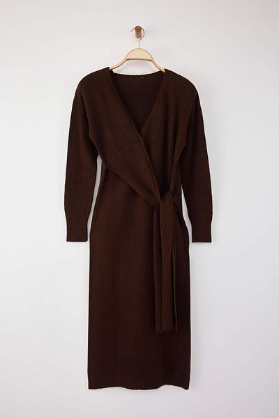 Trendyol Collection Σκούρο καφέ μαλακή υφή Midi πλεκτό φόρεμα με διπλό γιακά δεμένο TWOAW21EL0260