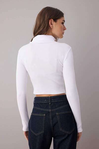 Trendyol Collection Weiße, eng anliegende Rollkragenbluse mit Fingerloch-Detail und geripptem, dehnbarem Strickmuster TWOAW21BZ0071