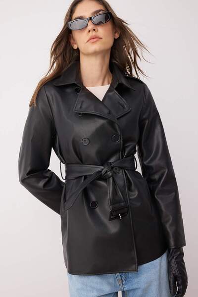 Trendyol Collection Μαύρη τσόχα από συνθετικό δέρμα διπλό στήθος Regular Midi TWOAW26TR00007