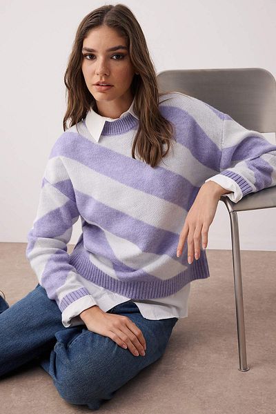 Trendyol Modest Lilac pruhovaný svetr – pletené zboží, TCTAW25AK00059