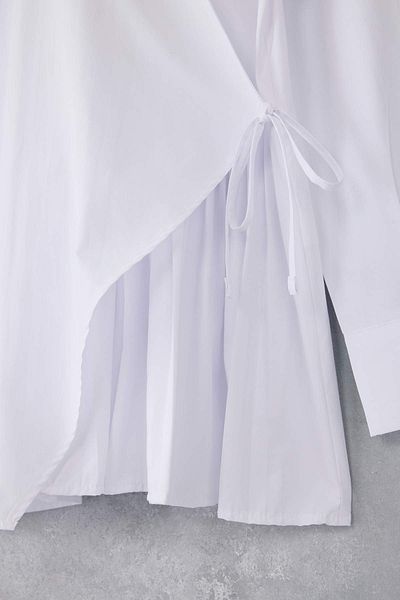 Trendyol Modest Weißes Hemd mit Kragen, zweireihig, zum Binden, mit Falten, detailliertes gewebtes Hemd TCTSS25TG00016
