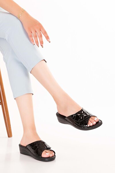 Gondol Kadın Hakiki Deri Ortopedik Tabanlı Klasik Terlik Yprk.825 Siyah Croco