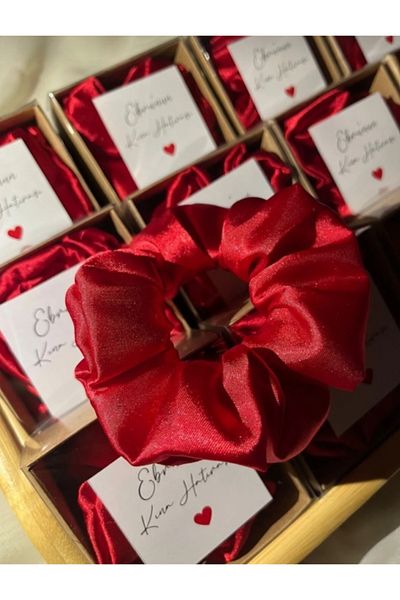 TREND 10 Pieces Red Satin Buckle Kraft Boxed