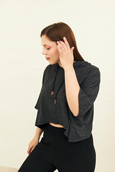 Curly Κοντή μπλούζα με ριγέ κουκούλα