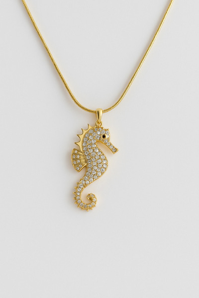 Narflake Zirkon Taş İşlemeli Deniz Atı Kolye – Altın Kaplama Uçlu Çelik Zincir Özel Tasarım