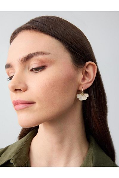 Jimmy Key White Half Daisy Figured Earrings