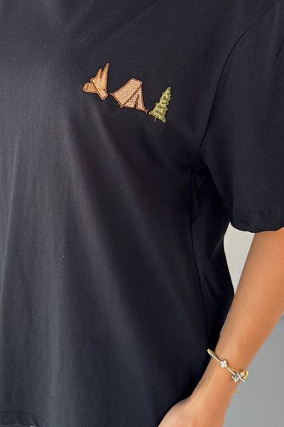 Cappmoda T-914 Tricou negru cu broderie pentru camping, cu gât crew