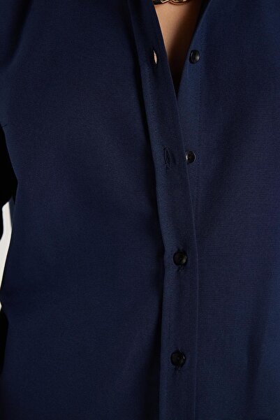 Tudors Kadın Slim Fit Dar Kesim Uzun Kollu Pamuklu Vücuda Oturan Dokulu Lacivert Basic Gömlek