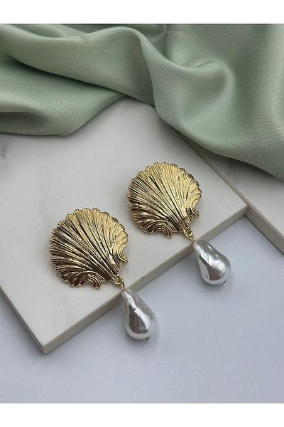 Duéra Gold Detailed Oyster and Pearl Design Brand Model Dangle Women's Earrings
