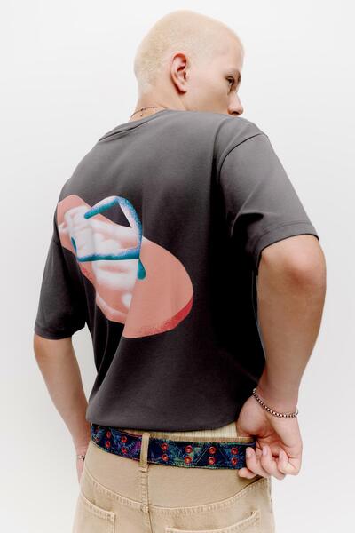 Pull & Bear STWD parmak arası terlik baskılı tişört