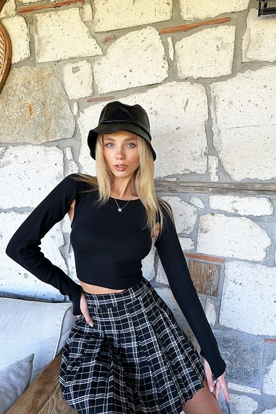 VAGGON Women's Black Body Fitted Crew Neck Sleeve Low Cut Finger Detailed Crop Knitted Blouse Prmx795-001