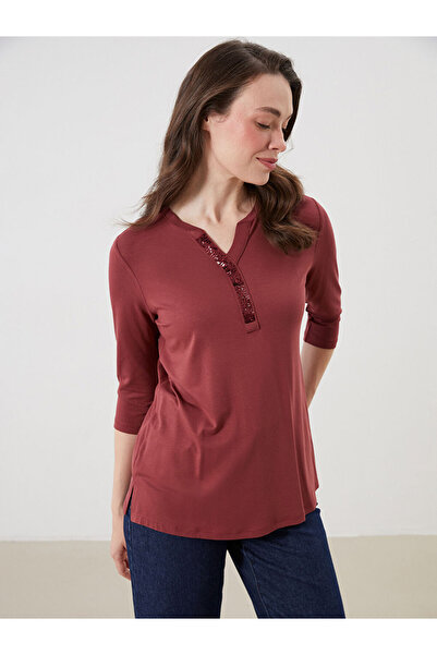 LC Waikiki بلوزة مطرزة بالترتر ذات ياقة مفتوحة باللون العنابي