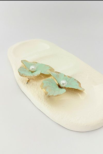 DELEIZA ACCESSORY Flower Pattern Water Green Gold Detailed Earrings