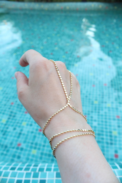 sahidesignatelier شاحمران ذهبي اللون لامع