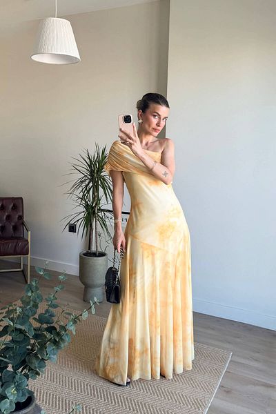 Sue Store Rochie din tul premium cu decolteu barcă galbenă, tăiată asimetrică