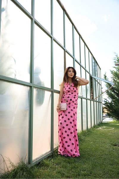 Özge Özgenç Πουά φόρεμα με λαιμόκοψη
