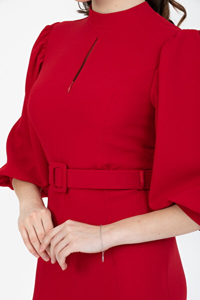 Stylish فستان ماكسي من الكريب باللون الأحمر بياقة مرتفعة (بحزام)