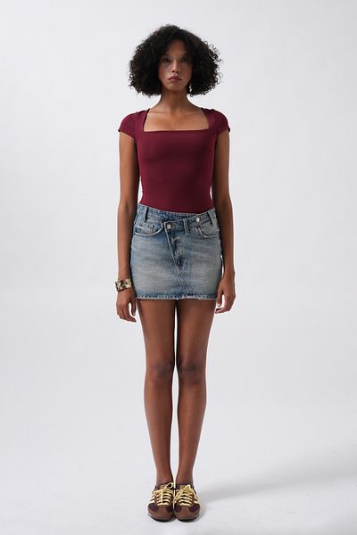Black Fashion Bluză roșie de tip mini decoltată cu detaliu fereastră