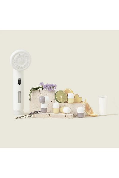SHIFT Chlorine-resistant shower filter with vitamin C is gentle on sensitive skin, reduces dryness and provides effective daily protection.