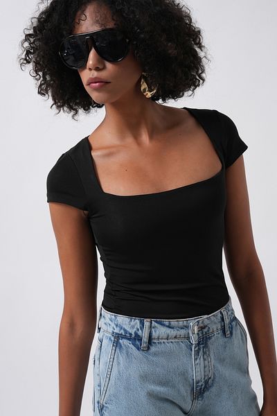 Black Fashion Bluză neagră mini decoltată cu detaliu fereastră