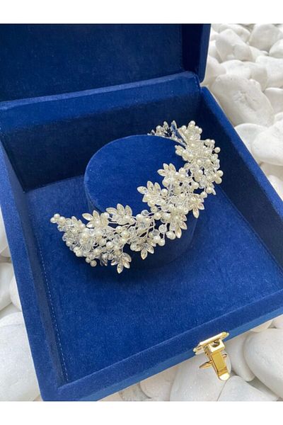 KREATIVA Hair Accessory with Pearls and Crystals