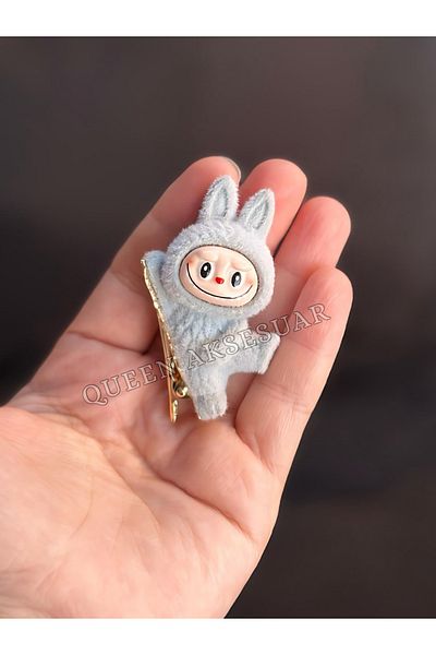 QUEEN AKSESUAR New Trend 3D Feathered Labubu Toy Figured Clamp Buckle Gray
