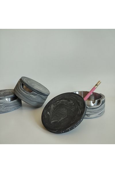 Hgo Atelier وعاء رماد من Dark O' Steel مع غطاء
