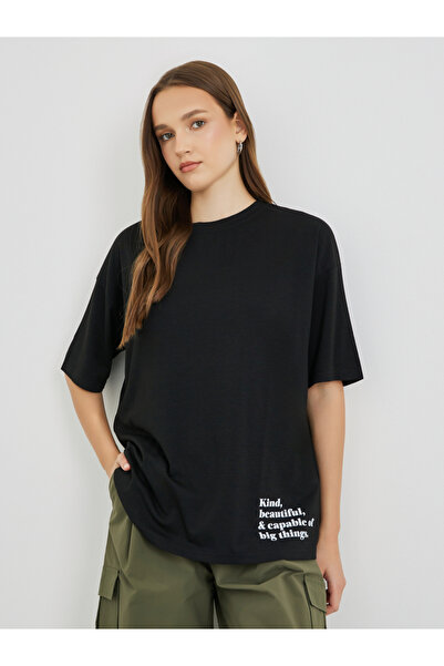 Styli تي شيرت كبير الحجم بياقة دائرية وطبعة شعار