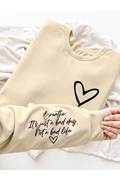 caddekombin Μπεζ φούτερ με λαιμόκοψη με στάμπα μαύρης καρδιάς στο στήθος και στα μανίκια