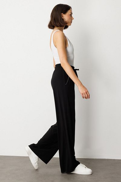 On Fashion Ten Chain Detailed Elastic Waist Trousers Black-56450