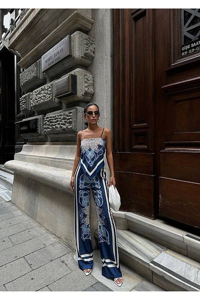 Kinzi Pantaloni din satin albastru cu model șal etnic de damă